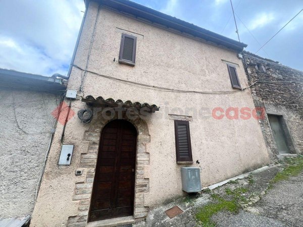 casa indipendente in vendita a Campello sul Clitunno in zona Spina Nuova
