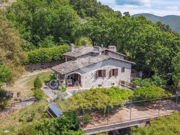 casa indipendente in vendita a Campello sul Clitunno
