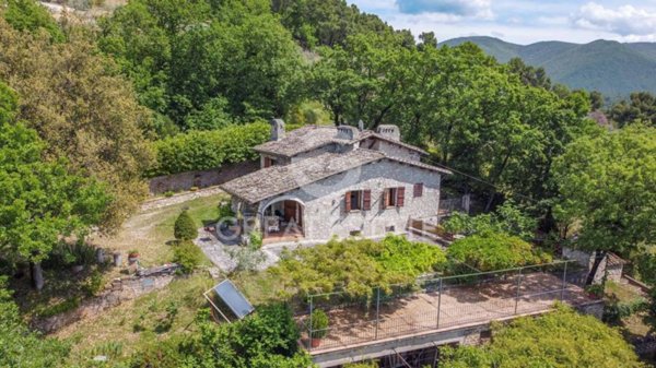 casa indipendente in vendita a Campello sul Clitunno