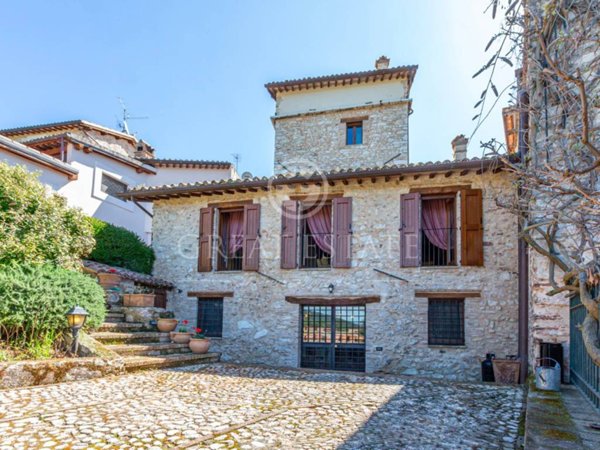 casa indipendente in vendita a Campello sul Clitunno