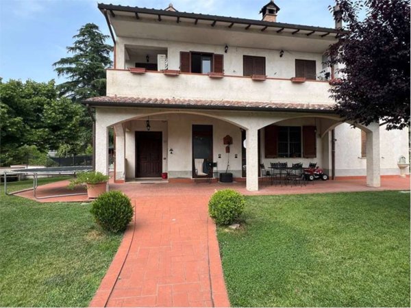 casa indipendente in vendita a Campello sul Clitunno