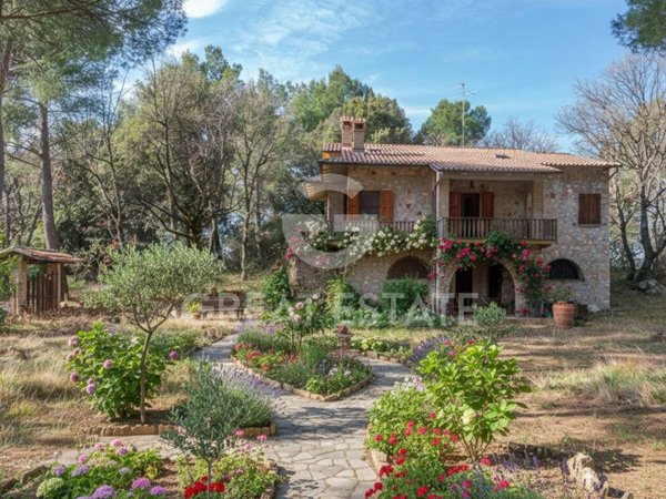 casa indipendente in vendita a Campello sul Clitunno