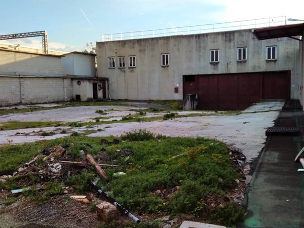 locale commerciale in vendita a Campello sul Clitunno