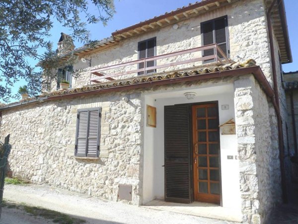 casa indipendente in vendita a Campello sul Clitunno