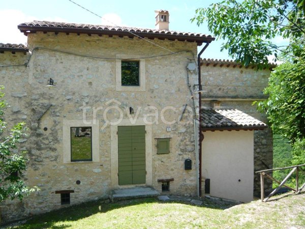 casa indipendente in vendita a Campello sul Clitunno