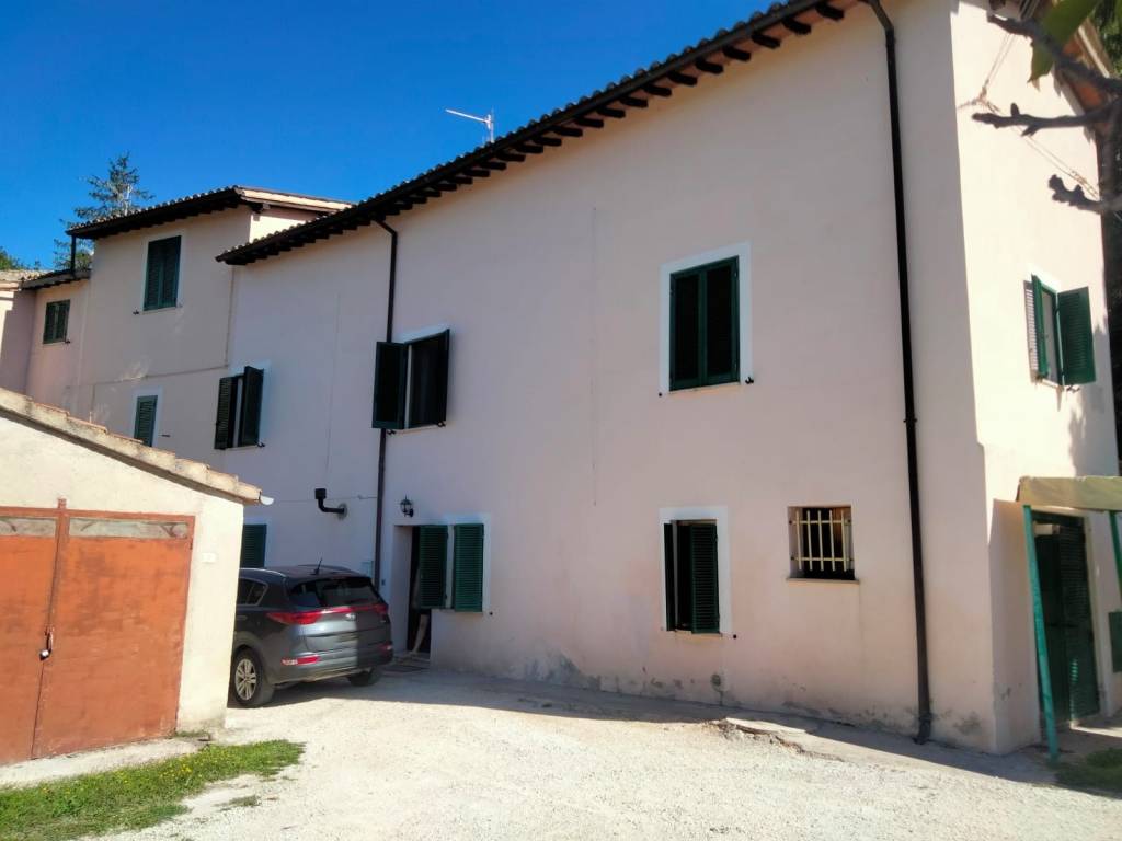 casa indipendente in vendita a Campello sul Clitunno