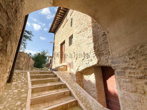 pentavano in vendita a Campello sul Clitunno in zona Acera