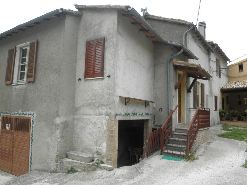 casa indipendente in vendita a Campello sul Clitunno