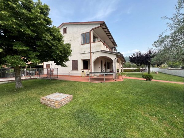 casa indipendente in vendita a Campello sul Clitunno