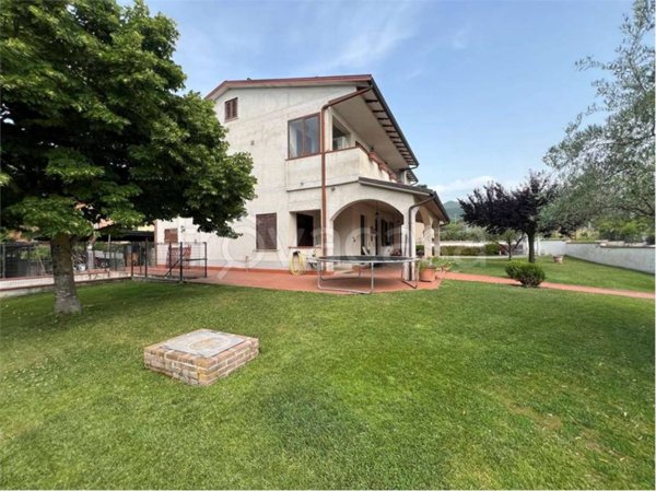 casa indipendente in vendita a Campello sul Clitunno