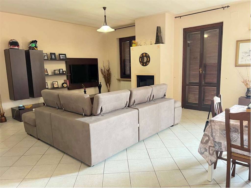 casa indipendente in vendita a Campello sul Clitunno