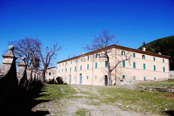 casa indipendente in vendita a Campello sul Clitunno