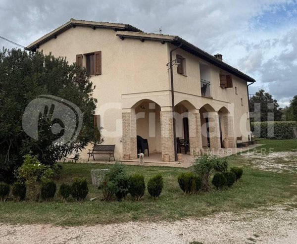casa indipendente in vendita a Campello sul Clitunno