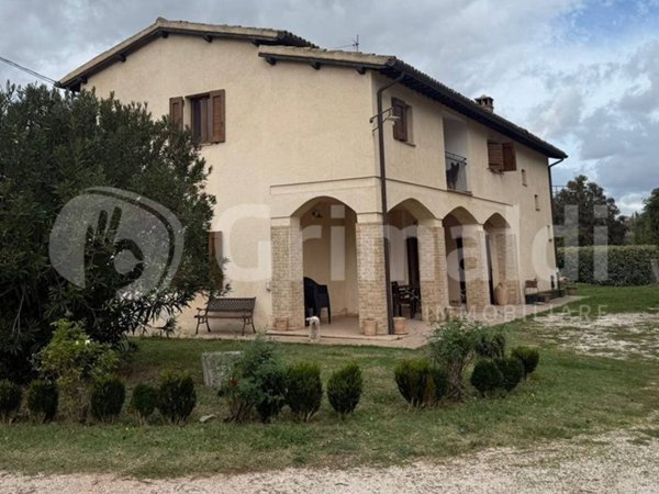 casa indipendente in vendita a Campello sul Clitunno in zona Pissignano