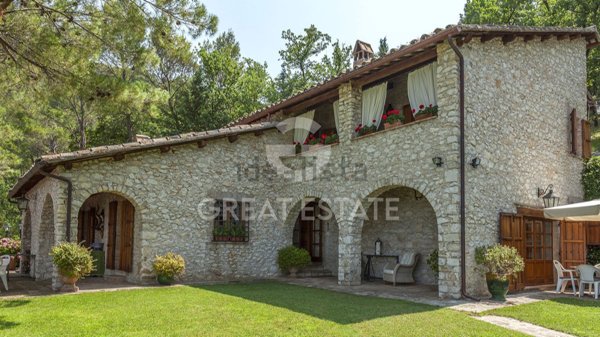 casa indipendente in vendita a Campello sul Clitunno