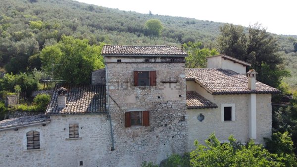 pentavano in vendita a Campello sul Clitunno