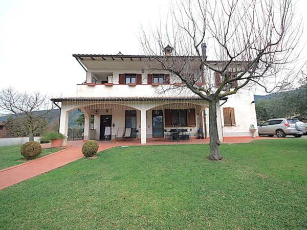 casa indipendente in vendita a Campello sul Clitunno