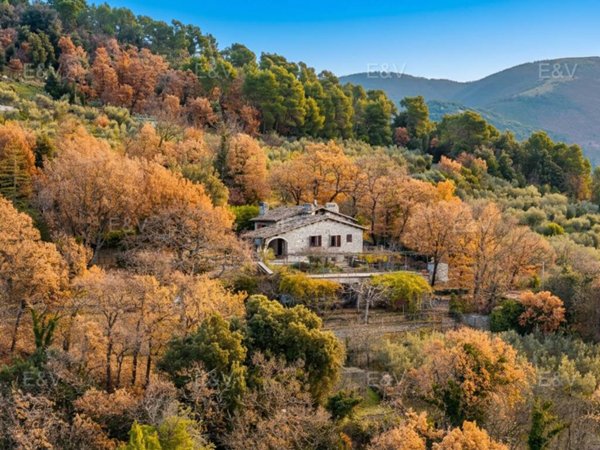 casa indipendente in vendita a Campello sul Clitunno