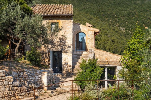 casa indipendente in vendita a Campello sul Clitunno