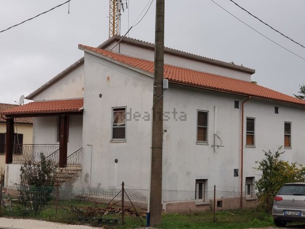 casa indipendente in vendita a Campello sul Clitunno