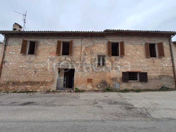 casa indipendente in vendita a Campello sul Clitunno