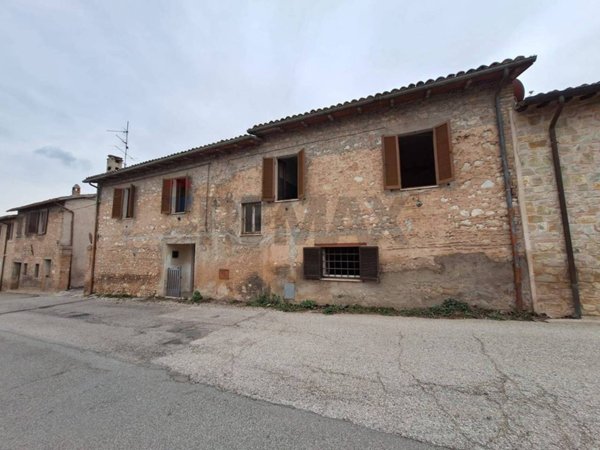 casa indipendente in vendita a Campello sul Clitunno