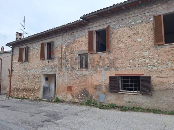 casa indipendente in vendita a Campello sul Clitunno