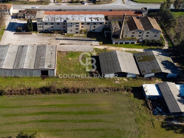 locale commerciale in vendita a Campello sul Clitunno