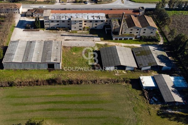 locale commerciale in vendita a Campello sul Clitunno