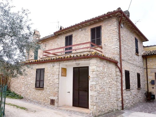 casa indipendente in vendita a Campello sul Clitunno