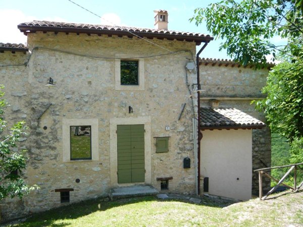 casa indipendente in vendita a Campello sul Clitunno