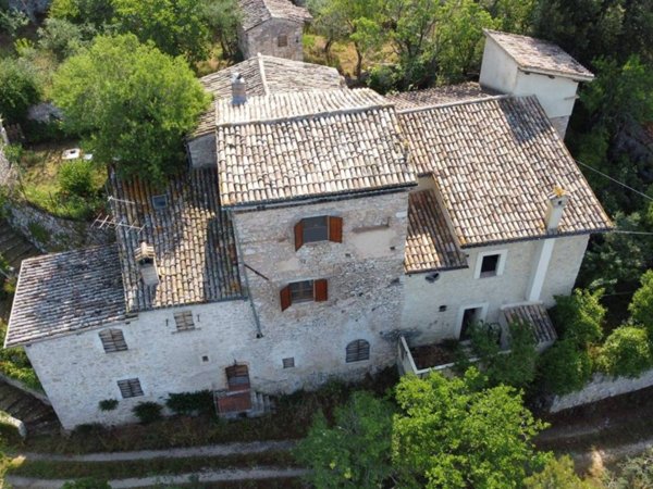 casa indipendente in vendita a Campello sul Clitunno