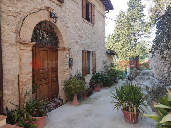 casa indipendente in vendita a Campello sul Clitunno in zona Pissignano