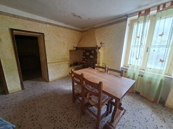 pentavano in vendita a Campello sul Clitunno