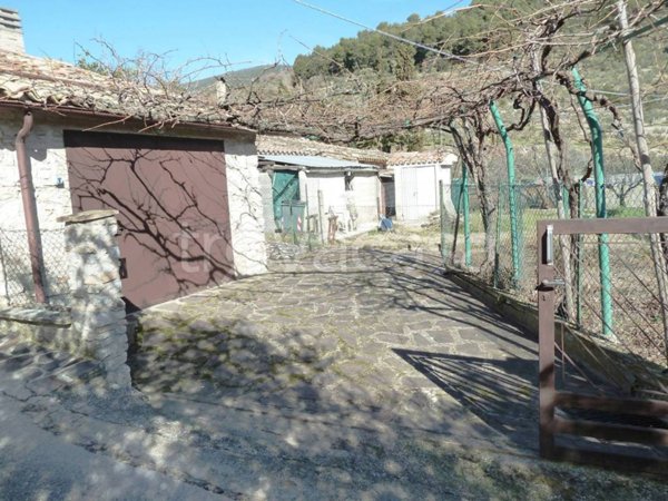 casa indipendente in vendita a Campello sul Clitunno