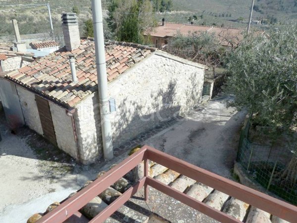 casa indipendente in vendita a Campello sul Clitunno