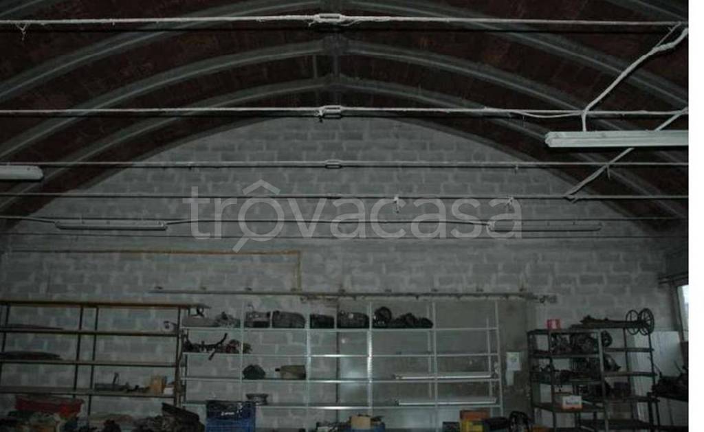 locale commerciale in vendita a Campello sul Clitunno