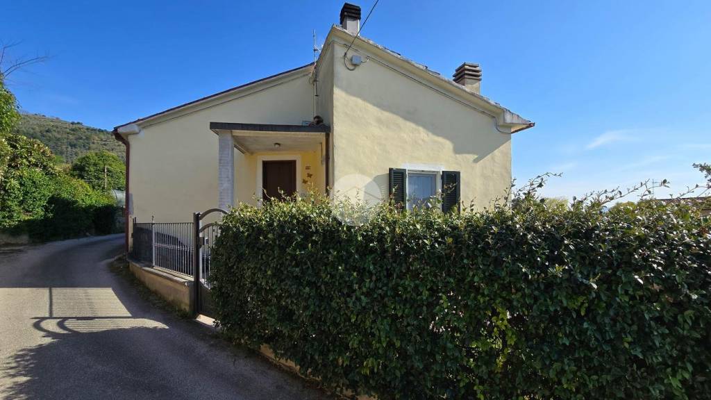 casa indipendente in vendita a Campello sul Clitunno