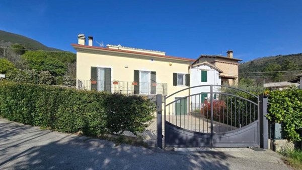 casa indipendente in vendita a Campello sul Clitunno