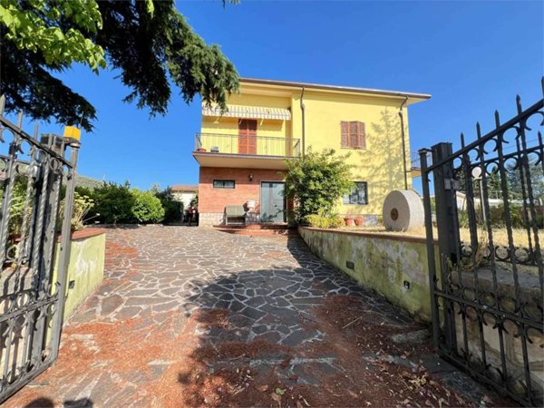 casa indipendente in vendita a Campello sul Clitunno