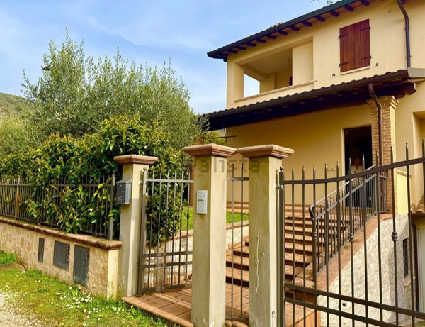 casa indipendente in vendita a Campello sul Clitunno