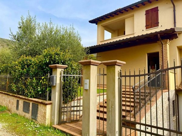casa indipendente in vendita a Campello sul Clitunno
