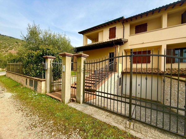 casa indipendente in vendita a Campello sul Clitunno