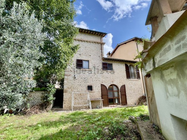 casa indipendente in vendita a Campello sul Clitunno