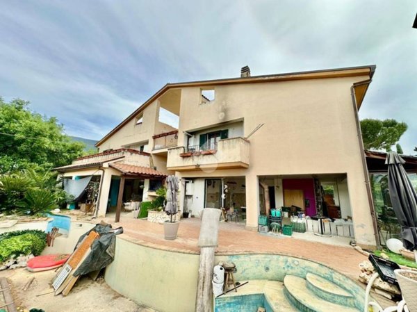 casa indipendente in vendita a Campello sul Clitunno