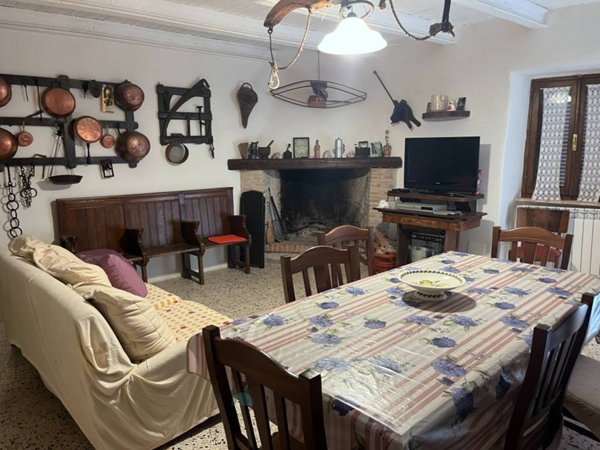 casa indipendente in vendita a Campello sul Clitunno in zona Acera