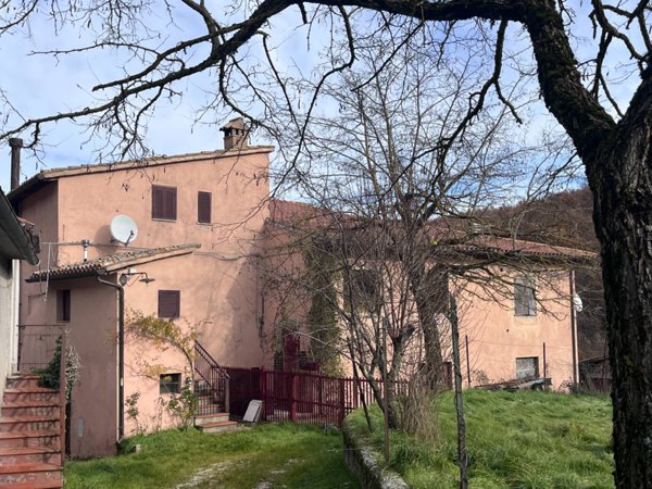 casa indipendente in vendita a Campello sul Clitunno in zona Spina Nuova
