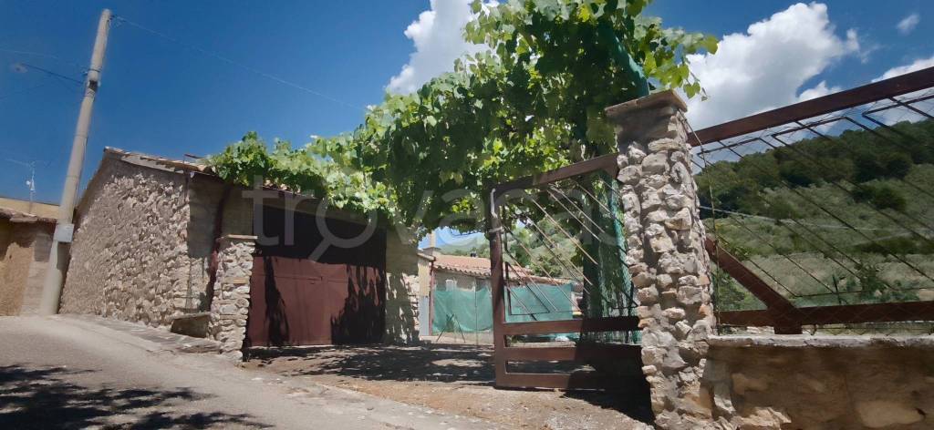 casa indipendente in vendita a Campello sul Clitunno