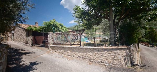 casa indipendente in vendita a Campello sul Clitunno