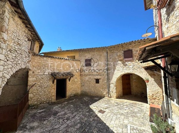 casa indipendente in vendita a Campello sul Clitunno in zona Agliano